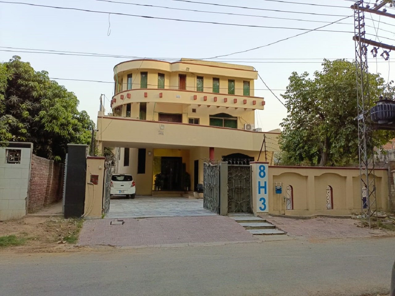 Family accommodation near Expo Centre Lahore
