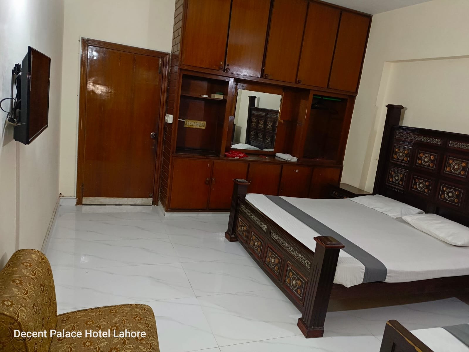 Guest house facilities – clean and well-maintained hall in Lahore
