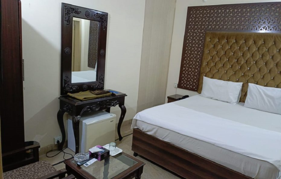Decent Lodge Guest House Johar Town