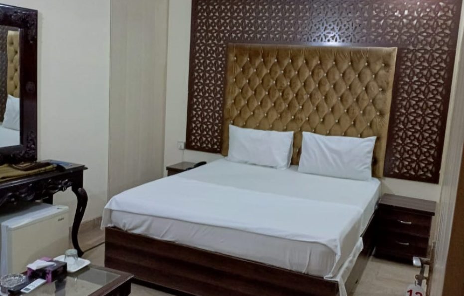 Decent Lodge Guest House Johar Town